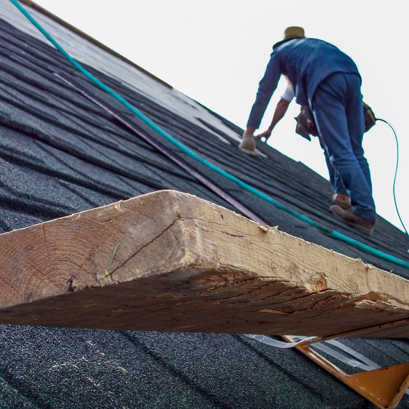 Support bracket and foot support on shingle roof installation