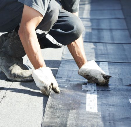 Flat roof covering works with roofing felt